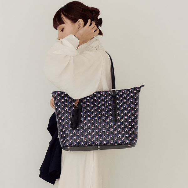 ファスナー付トートバッグ「ALEX」にトリゴンモノグラムが登場 ファスナー付トートバッグ「ALEX」にトリゴンモノグラムが登場