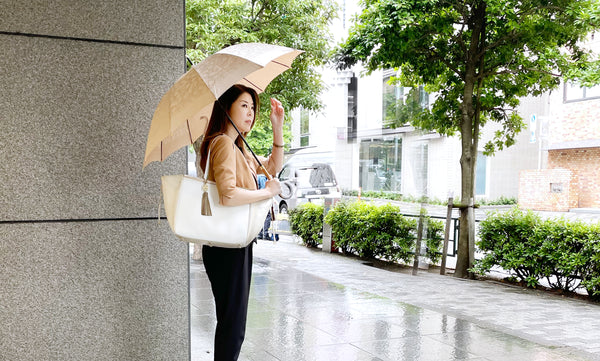 【ホワイトバッグ特集】雨の日も安心。もうバッグ選びに悩まない！
